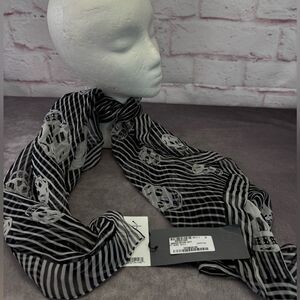 Alexander McQueen Classic NWT Black and White Skull Silk Scarf